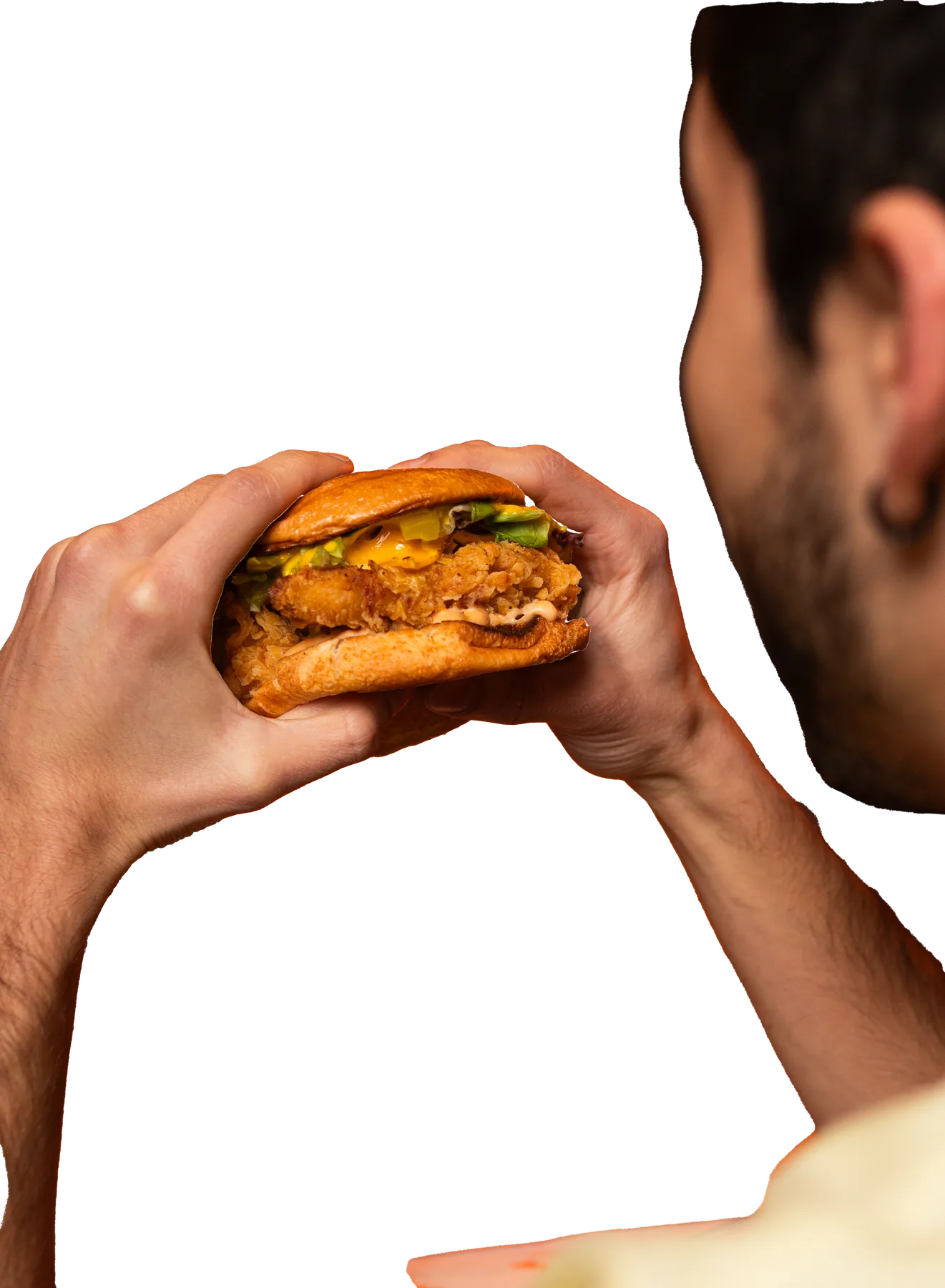 Ein Gast beißt in einen Crispy Burger von Shawarmery